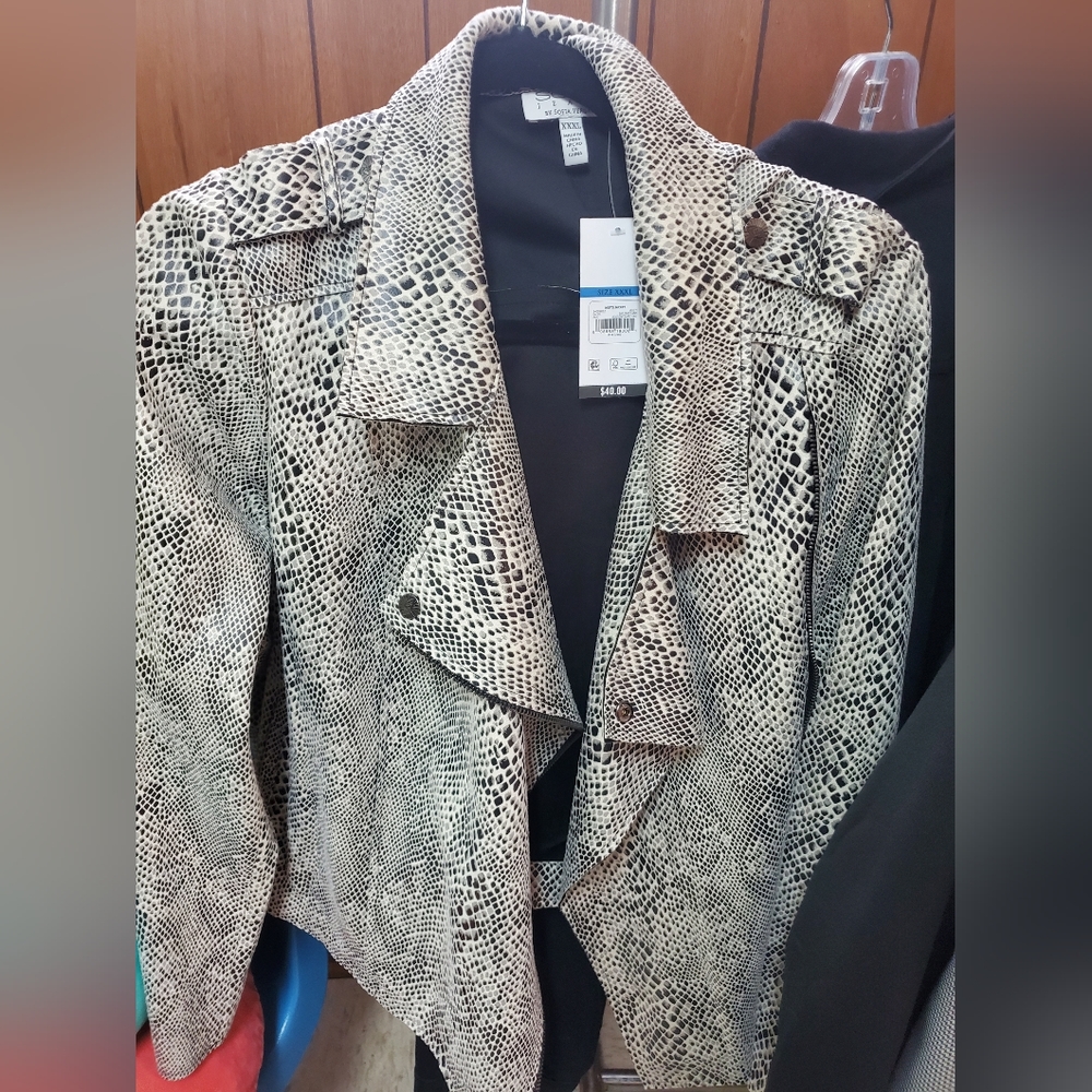 Sofia Vergara reptile skin jacket